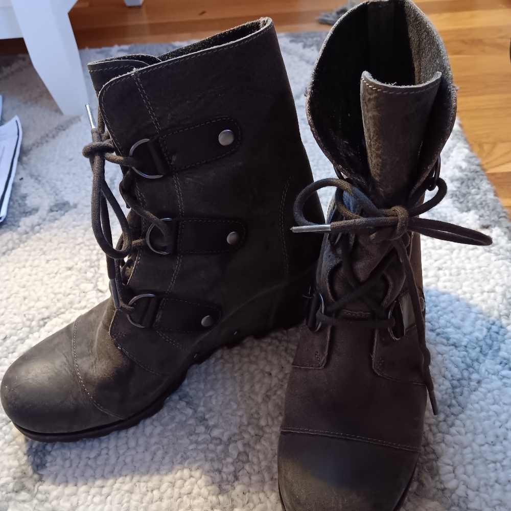 Womens brown Sorel boots